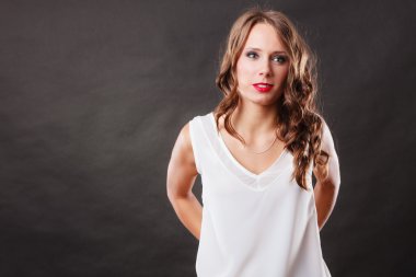 Zarif kadın kıvırcık saçlı portre