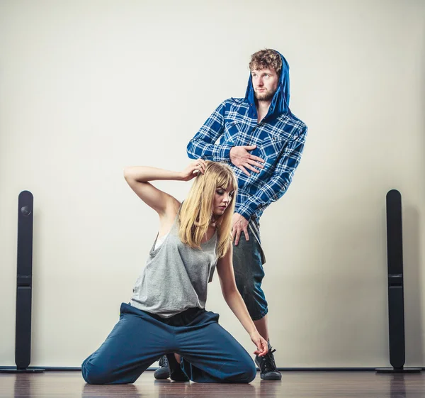 Couple of young man and woman dancing hip-hop — Stock Photo, Image