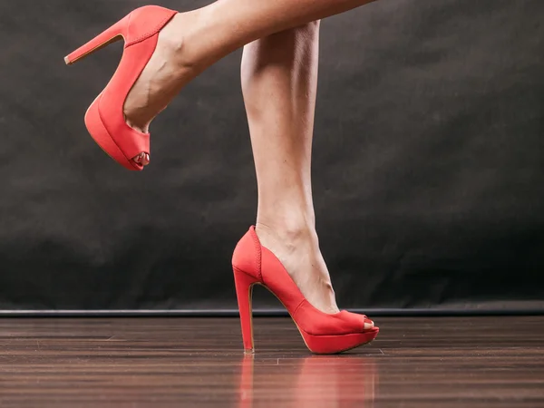 Zapatos de tacón alto rojos con pinchos en piernas femeninas sexy Imagen de stock