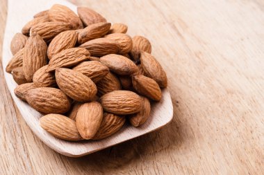 Tahta kaşıkta badem.