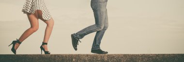 Sevgi dolu çift tarihte deniz kıyısında oynuyor