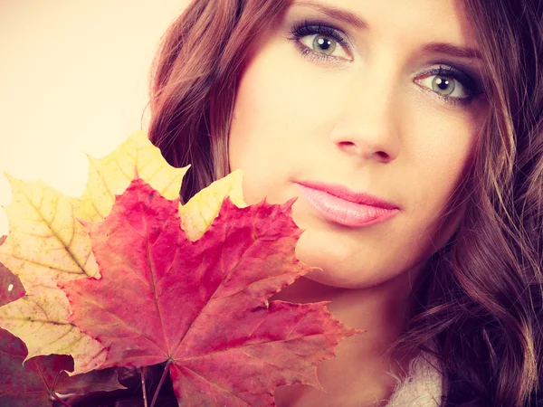 Mooie herfst meisje met esdoorn bladeren in de hand — Stockfoto