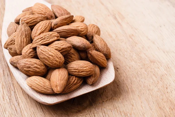 Tahta kaşıkta badem.