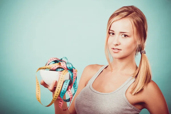 Diet. Flicka med färgglada mäta band i skål — Stockfoto
