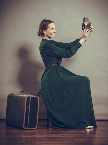 Mulher estilo retro com câmera de mala velha — Fotografia de Stock