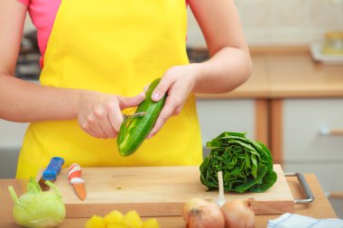 Sebze salatası peeling salatalık hazırlama kadın