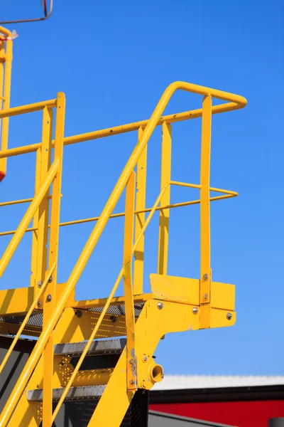 Plataforma amarela com etapas, detalhe da indústria — Fotografia de Stock