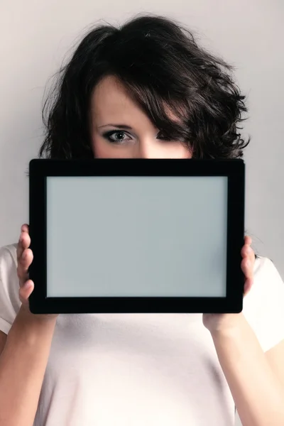 Chica mostrando espacio de copia en tableta touchpad — Foto de Stock