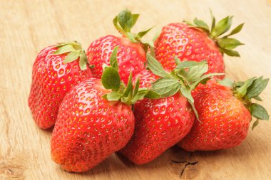 Ahşap masa üzerinde kırmızı taze çilek meyve.