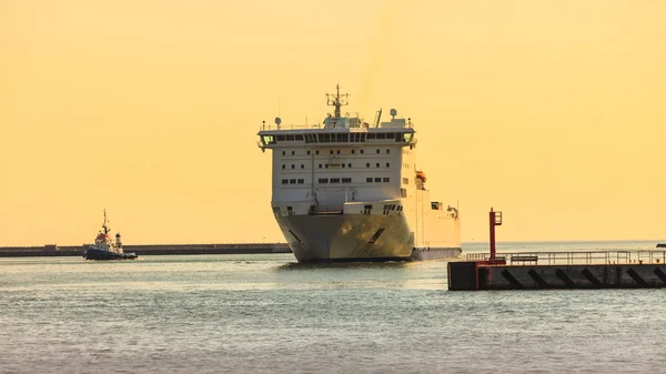 Large cruise ship approaching the harbor — Stock Photo, Image