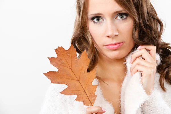 Mooie herfst meisje met eiken blad in hand — Stockfoto