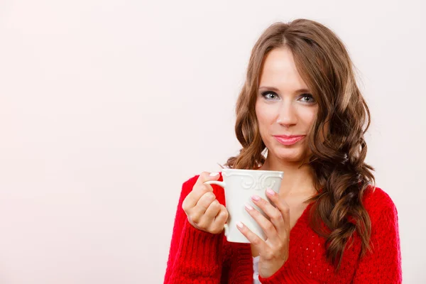 Herbst Frau hält Becher mit Kaffee warmem Getränk — Stockfoto