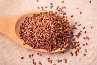 Üzerinde tahta kaşık keten tohumu keten tohumu