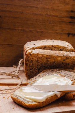 Natürmort taze ekmek tereyağı ve bal ile