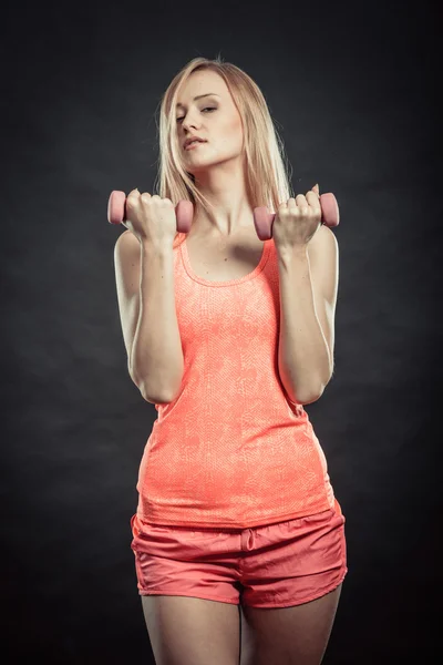 与哑铃展示肌肉在健身房健身女孩 — 图库照片