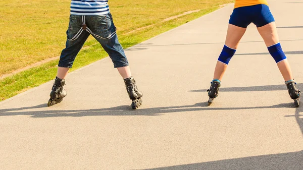 Jovem casal em patins andando ao ar livre Imagens De Bancos De Imagens