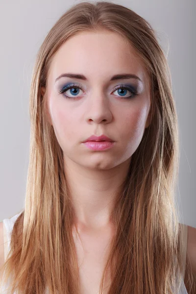 Closeup retrato de loira menina de cabelo longo — Fotografia de Stock