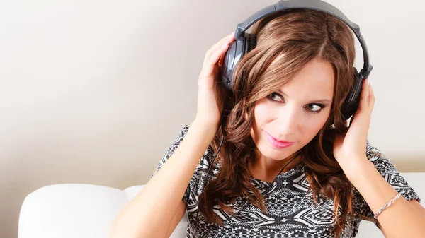 Woman in headphones listening music mp3 relaxing — Stock Photo, Image