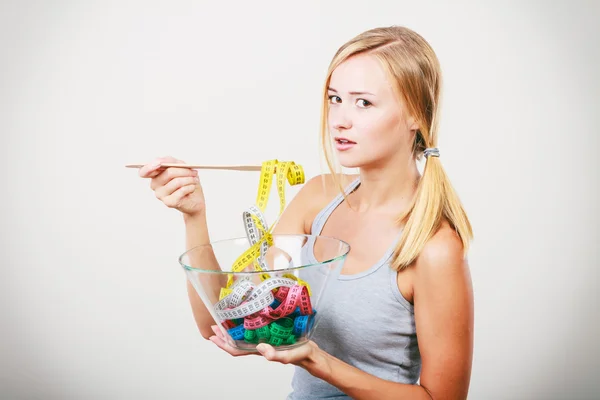 Dieta. Menina com fitas de medição coloridas na tigela — Fotografia de Stock