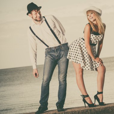 Deniz kıyısında uzanan sevgi dolu çift retro tarzı