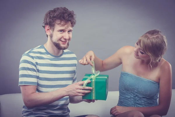 Joven hombre dando mujer caja de regalo — Foto de Stock