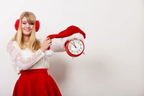 Gelukkige vrouw met wekker. Kersttijd. — Stockfoto