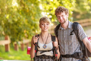 Orman iz derbeder çift backpackers hiking