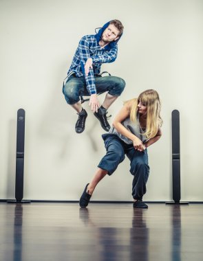 birkaç genç adam ve hip-hop dans kadın