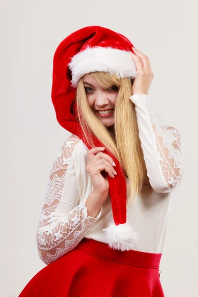 Mulher bonita feliz em chapéu de Papai Noel helper. Natal. . — Fotografia de Stock