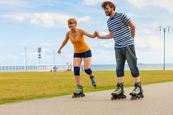 रोलर स्केट्स वर युवा कपल बाहेर राइडिंग — स्टॉक फोटो, इमेज