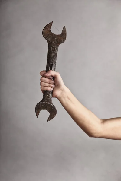 Klucz klucza narzędzie w ręku kobiece pracownika — Zdjęcie stockowe