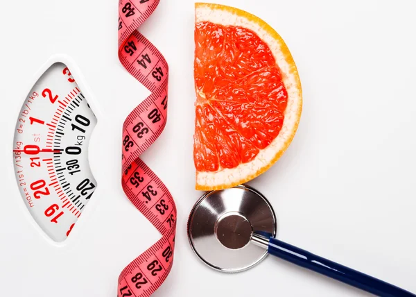 Grapefruit mit Maßband auf der Gewichtswaage. Diät — Stockfoto