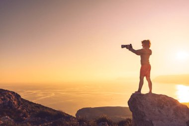 İspanya 'nın kıyı manzarasından fotoğraf çeken kadın turist Mesa Roldán, Endülüs İspanya. Cabo de Gata Doğal Parkı.