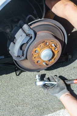 Araba serviste tamir ediliyor. Otomobilin tekerlek montajının ayrıntıları. Otomatik fren sistemi