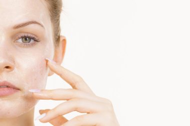 Yüzünde krem kozmetik, maske ve nem olan genç bir kadın. Güzellik tedavisi. Cilt bakımı.