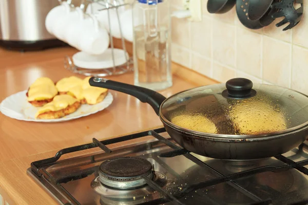 Hähnchenschnitzel mit Ananas und Käse braten. — Stockfoto