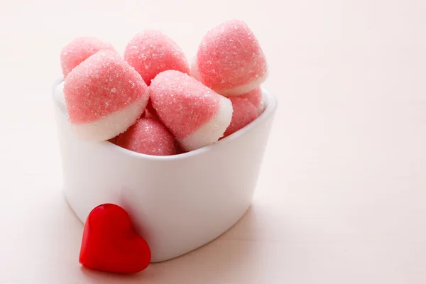 Geléias cor-de-rosa ou marshmallows com açúcar na tigela — Fotografia de Stock