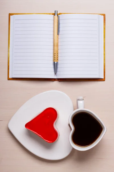 Gâteau tasse de café en forme de coeur et carnet — Photo