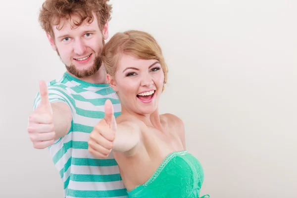 Feliz pareja emocionado sonriendo sosteniendo el pulgar hacia arriba gesto , —  Fotos de Stock