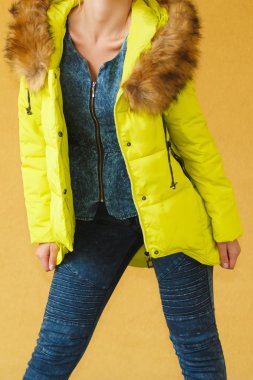 Limon rengi ceketli kız moda.