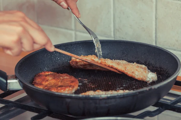 Human frying breaded chicken cutlet. — Stock Photo, Image