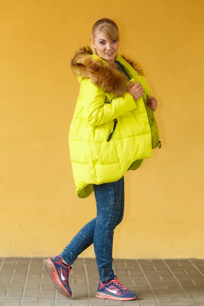 ジャケットのファッションの女の子. — ストック写真