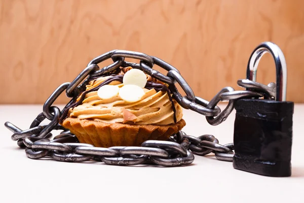 Pastel con cadena y candado, concepto de dieta . —  Fotos de Stock