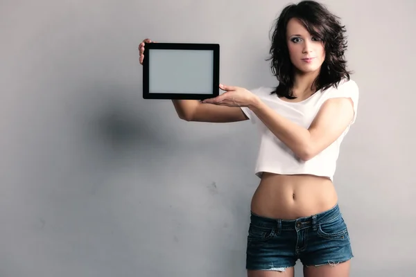 Sexy chica mostrando espacio de copia en tableta touchpad — Foto de Stock