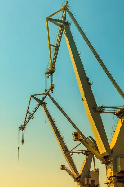 Tung belastning dockside kranar — Stockfoto