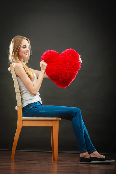 Mulher segurando coração em forma de travesseiro símbolo do amor — Fotografia de Stock