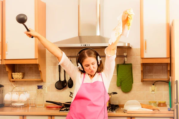 Loco ama de casa cocinero en cocina —  Fotos de Stock