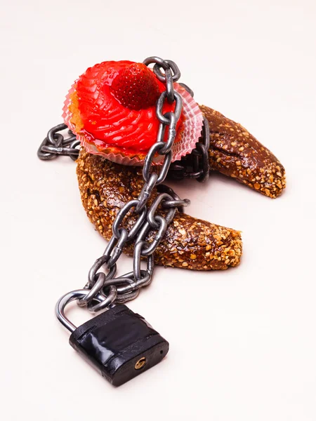 Cake with chain and padlock, diet concept. — Stock Photo, Image