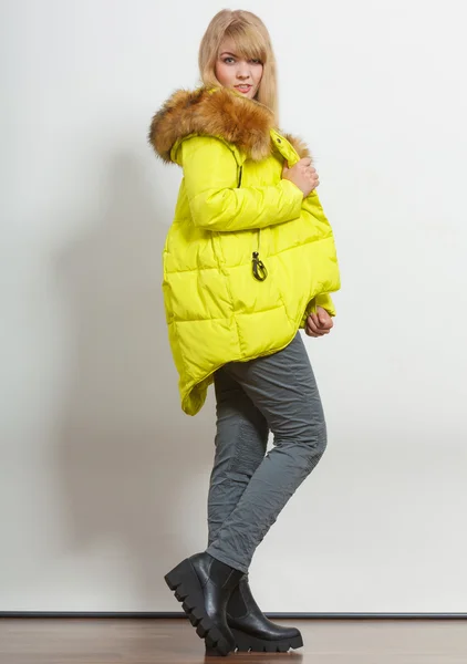 Ceketi giyen kız moda. — Stok fotoğraf