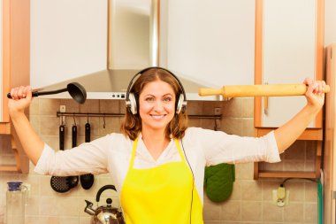 Mutfak kulaklık ile ev hanımı